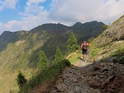 71 Il sent. 161 sale in Valle Bomino al Passo di Verrobbio
